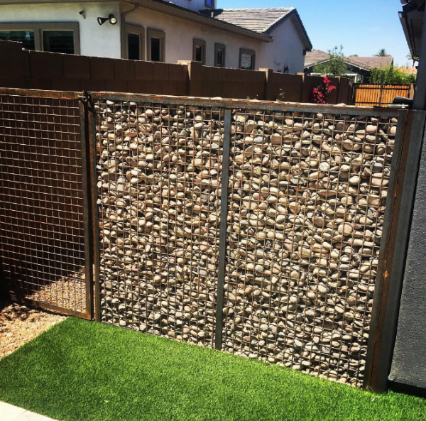 Pagar gabion dengan taman vertikal di dindingnya